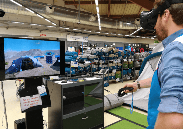 Decathlon, a récemment déployé des stations VR qui permettent aux clients d'explorer des produits dans des environnements virtuels